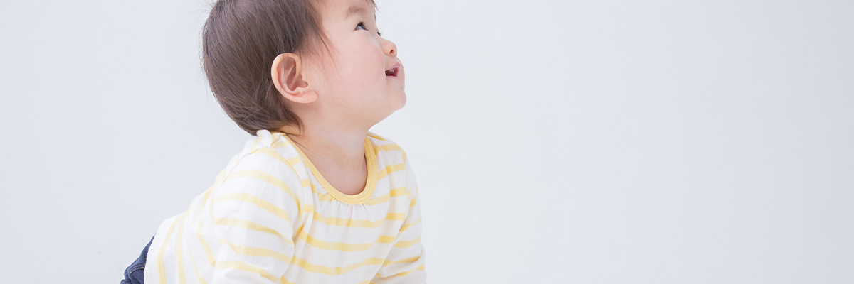 ハイハイする幼児